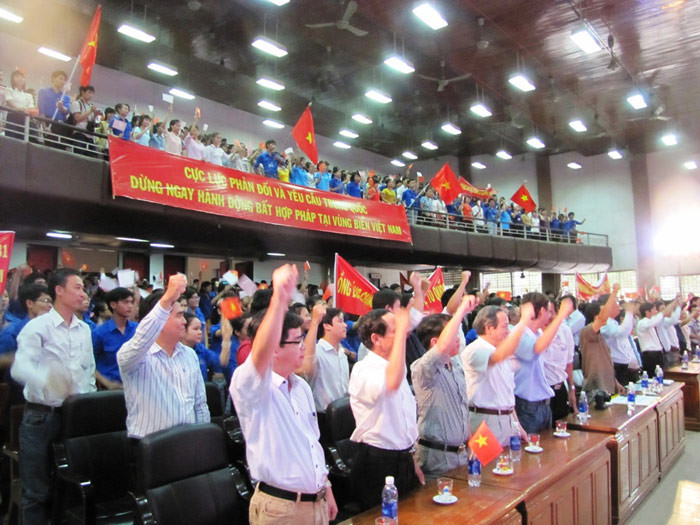 Tập thể cán bộ, giảng viên, sinh viên ĐH Sư phạm Huế thể hiện quyết tâm bảo vệ chủ quyền biển đảo và phản đối hành vi ngang ngược của Trung Quốc. Ảnh: Ngọc Văn