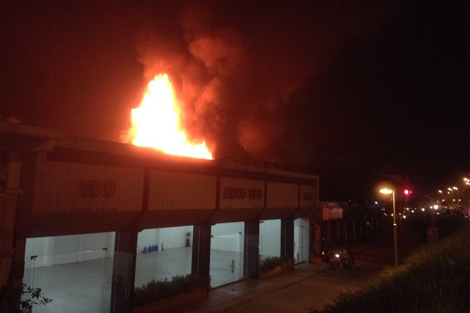 VIDEO: Lửa rực cháy bao trùm quán bar Luxury