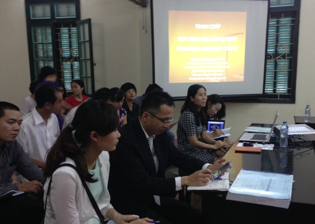 Đại diện nguyên đơn và bị đơn tại tòa sáng nay. Ảnh: Minh Tuấn