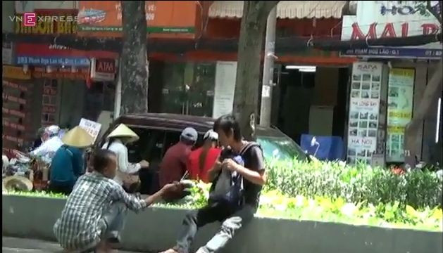 Người nghiện vô tư chích hút ở công viên trung tâm TP HCM