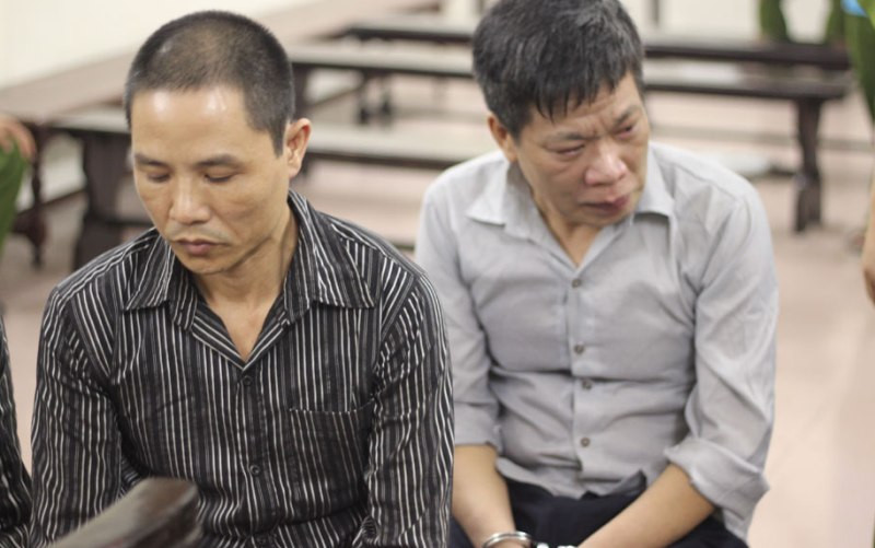 Cựu Phó Ban tổ chức quận ủy Cầu Giấy cùng đồng phạm tại tòa. Ảnh: BT