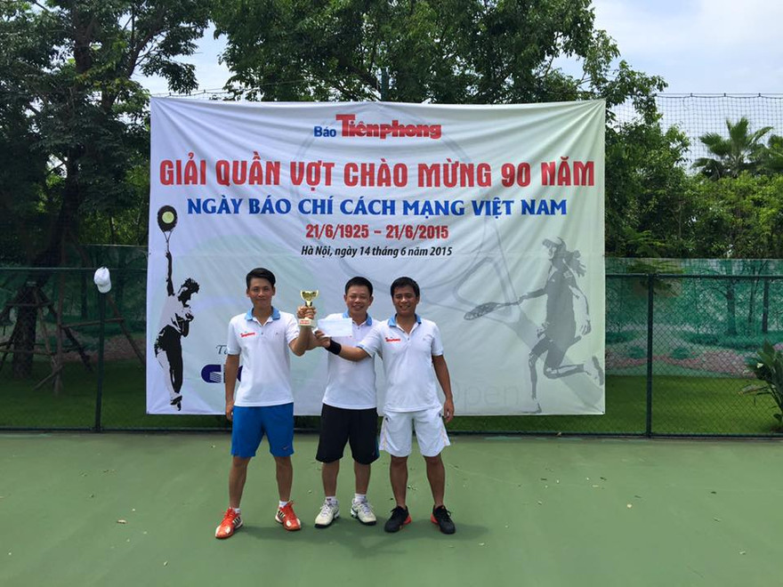 Phó Tổng biên tập báo Tiền Phong - Phùng Công Sưởng trao quà, cup cho cặp đôi vô địch