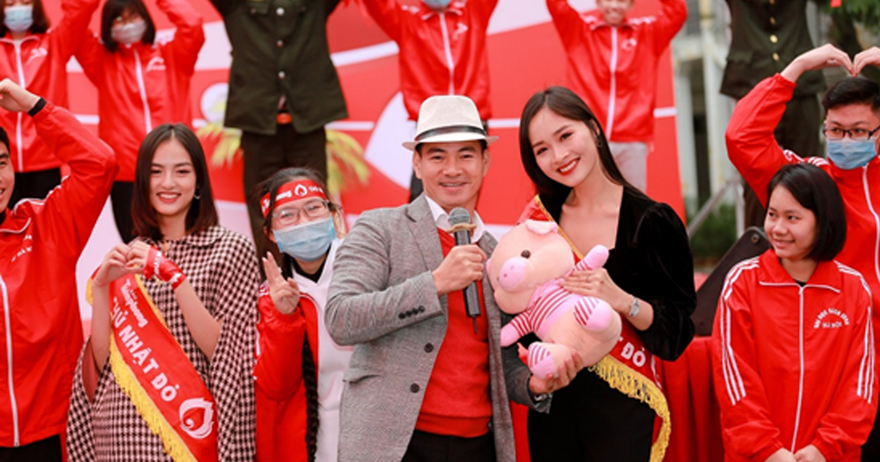 Người đẹp Hoa Hậu Việt Nam hào hứng chơi trò 'kiếm gấu' của Xuân Bắc