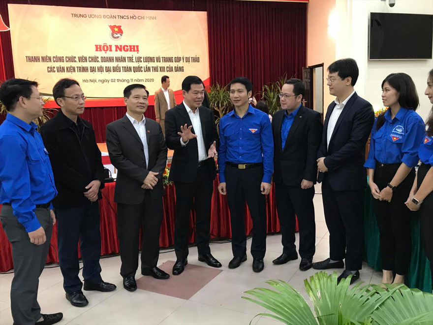 Phó trưởng Ban Dân vận T.Ư Nguyễn Hồng Lĩnh, Phó Chánh Văn phòng T.Ư Đảng Bùi Văn Thạch, Bí thư T.Ư Đoàn Nguyễn Ngọc Lương trao đổi cùng với các đại biểu dự Hội nghị ảnh: T.P