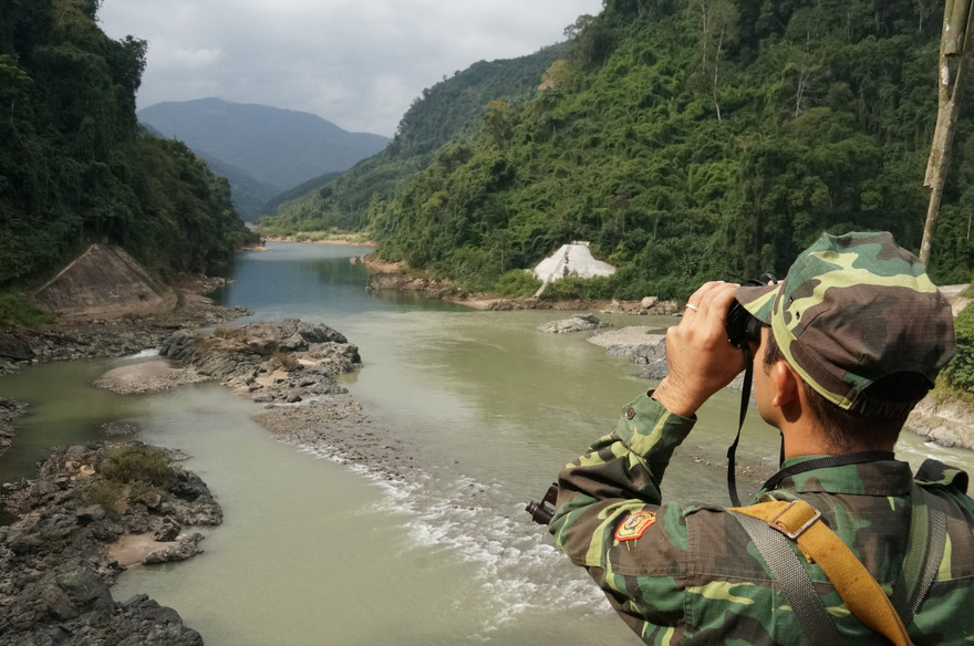 Tại ngã 3 sông Đà - Nậm Na, đồn biên phòng quản lý 2 cột mốc và phía Trung Quốc quản lý 1 cột (phần bê tông màu trắng gần giữa ảnh)