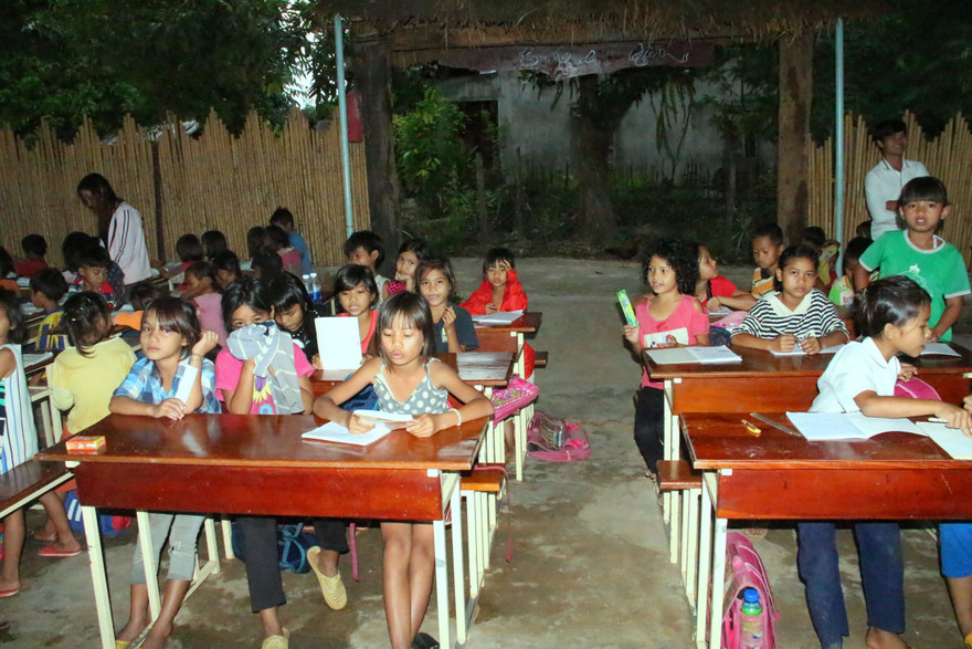 Lớp học tại nhà của vợ chồng A Kâm 