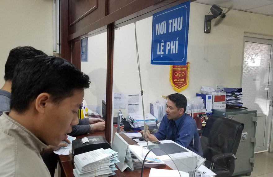 Chính phủ yêu cầu thời gian tới, thủ tục cấp đổi giấy phép lái xe của Bộ GTVT phải được thực hiện trực tuyến và trả kết quả tại nhà. Ảnh người dân làm thủ tục đổi giấy phép lái xe tại Tổng cục Đường bộ (Bộ GTVT) Ảnh: Phạm Thanh