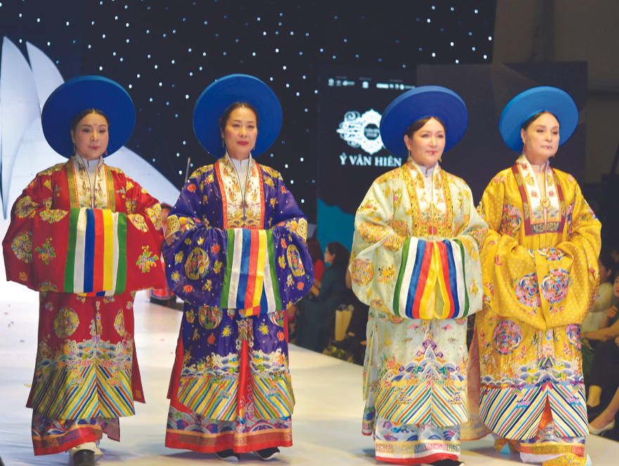 NSND Lan Hương (từ trái qua), NSƯT Thùy Liên, NSND Minh Hòa, NSND Hoàng Cúc mặc áo Nhật Bình của Ỷ Vân Hiên 