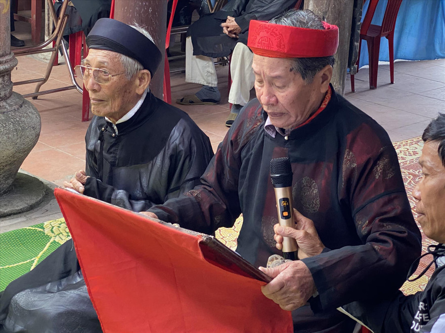 Trang nghiêm khấn trước ban thờ