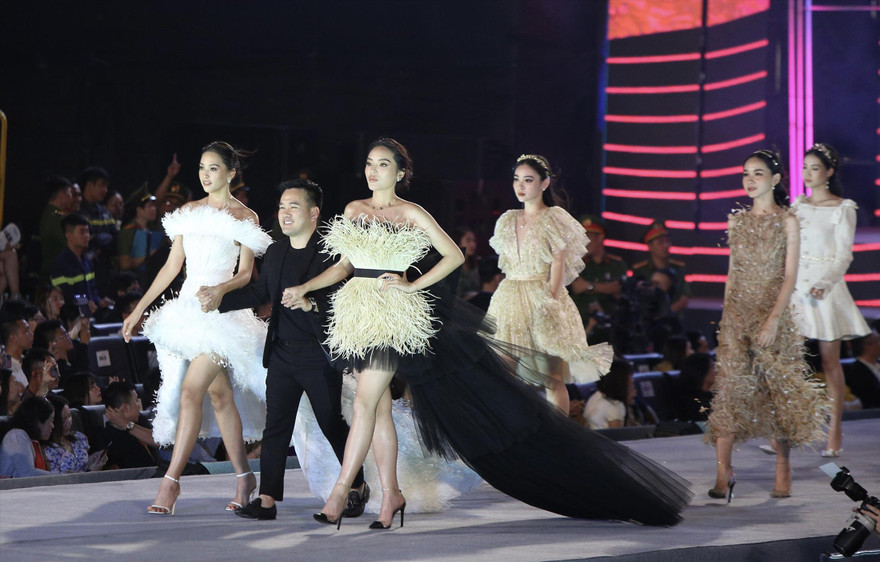 Lê Thanh Hòa cùng hai “nàng thơ” Kỳ Duyên và Tiểu Vy trình diễn tại Vũng Tàu Ảnh: Trọng Tài 