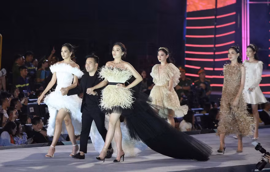 Lê Thanh Hòa cùng hai “nàng thơ” Kỳ Duyên và Tiểu Vy trình diễn tại Vũng Tàu Ảnh: Trọng Tài 