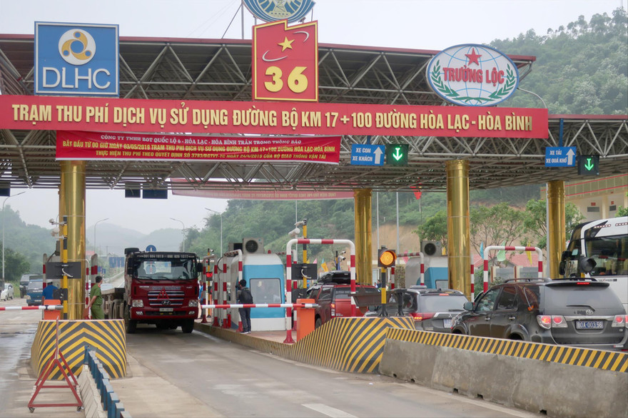 Dự án BOT tuyến đường Hòa Lạc – Hòa Bình từng bị tài xế tập trung phản đối, phải giảm phí, lùi thời hạn tăng phí theo hợp đồng ký với Bộ GTVT. Ảnh: Phạm Thanh 