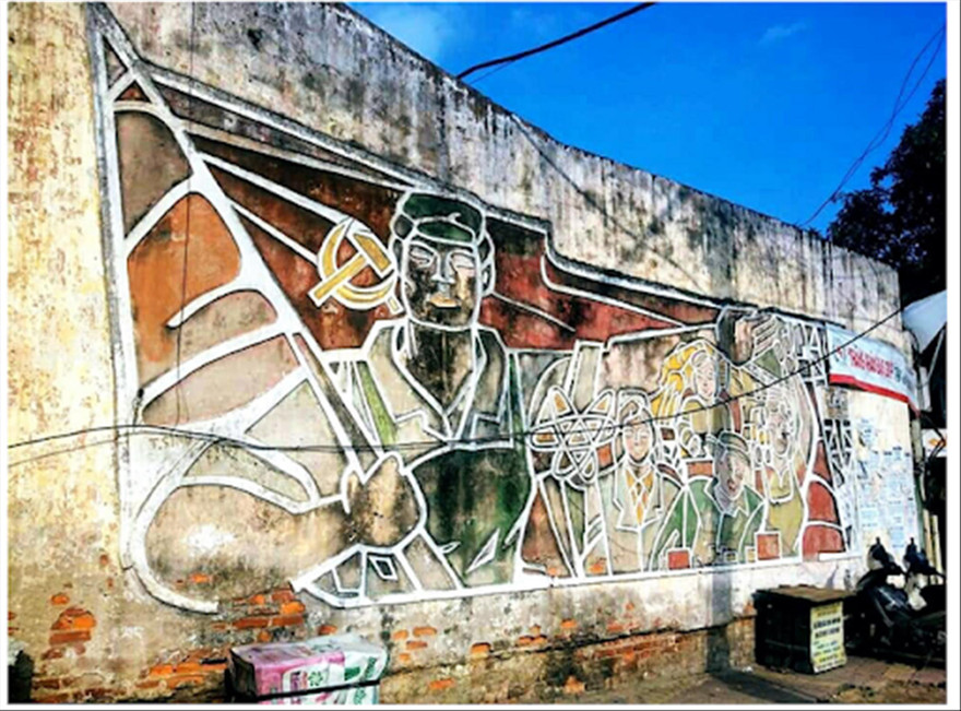 Di chuyển tranh cổ động của họa sĩ Trường Sinh về khu cầu Long Biên Ảnh: TRƯỜNG SƠN 