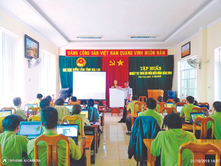 Chi Cục kiểm lâm vùng IV hướng dẫn nghiệp vụ theo dõi diến biến rừng Nguồn ảnh: Chi Cục kiểm lâm vùng IV