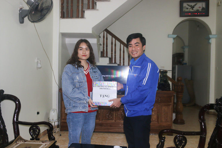 Lãnh đạo Tỉnh Đoàn Thanh Hoá, tặng quà cho Thanh Ngọc trước ngày nhập ngũ Ảnh: H.L 