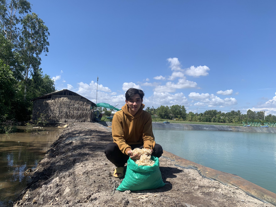 Bạn Nguyễn Phương Khánh với vỏ tôm nguyên liệu để sản xuất nhựa 