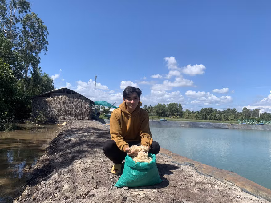 Bạn Nguyễn Phương Khánh với vỏ tôm nguyên liệu để sản xuất nhựa 