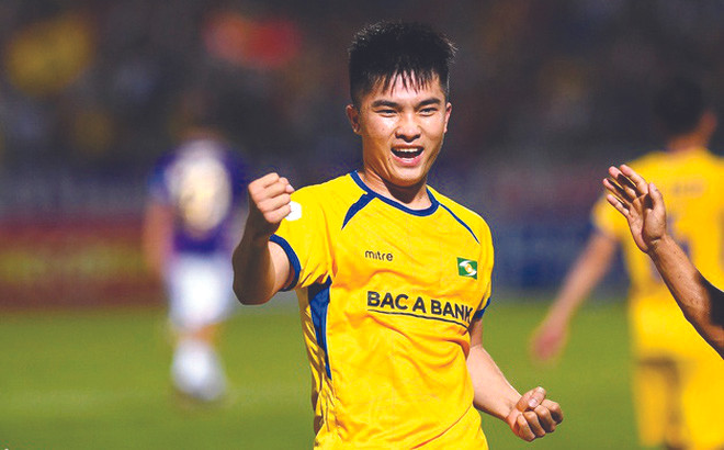 Đặng Văn Lắm ghi bàn giúp SLNA đánh bại Hà Nội trong trận đấu ở vòng 5 V-League