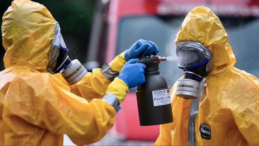 Tình trạng thiếu đồ dùng y tế như khẩu trang và găng tay khiến nhiều y bác sĩ đối diện với nguy cơ nhiễm bệnh ảnh: AP 