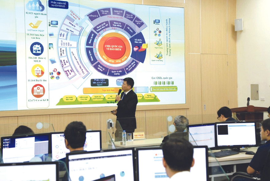 Tăng cường ứng dụng công nghệ thông tin trong BHXH Ảnh: Lê Hữu Việt 