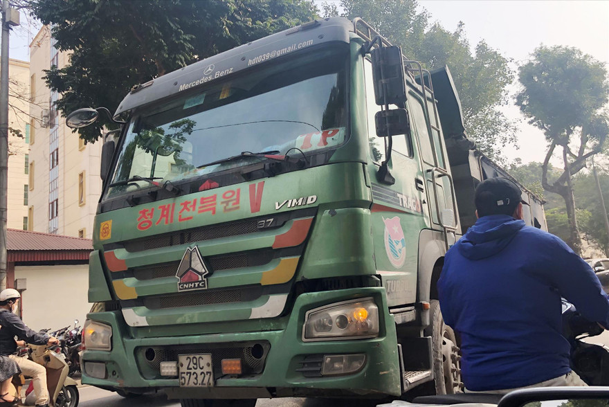 Xe tải phục vụ công trình 43 Hai Bà Trưng chạy ngược chiều trên đường 