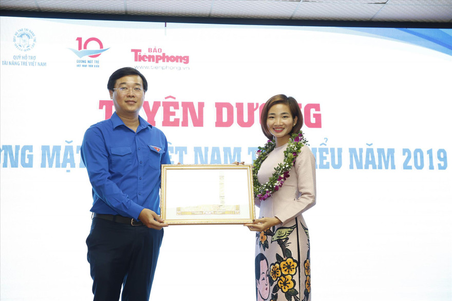 Anh Lê Quốc Phong,  Bí thư thứ nhất T.Ư Đoàn, Chủ tịch Hội đồng xét tặng Giải thưởng trao Bằng khen cho Gương mặt trẻ Việt Nam tiêu biểu 2019 Nguyễn Thị Oanh ẢNH: NHƯ Ý 