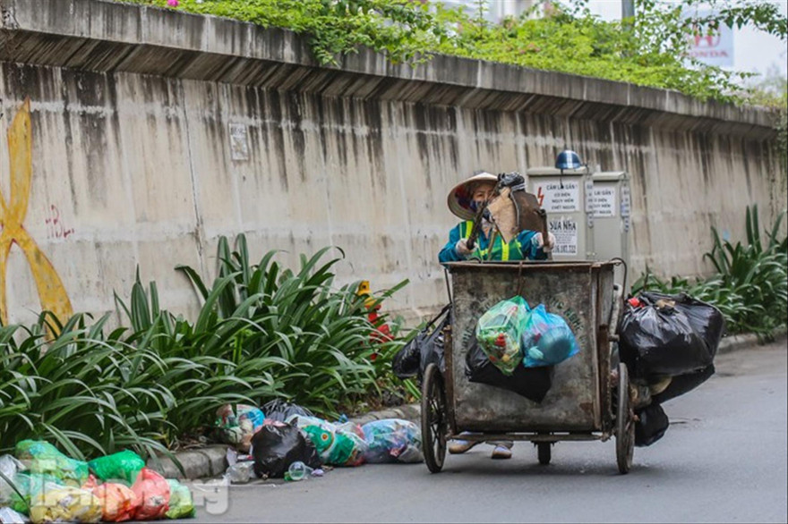 Công nhân vệ sinh môi trường gom rác sáng 20/11 sau nhiều ngày đình công. Ảnh: Duy Phạm 