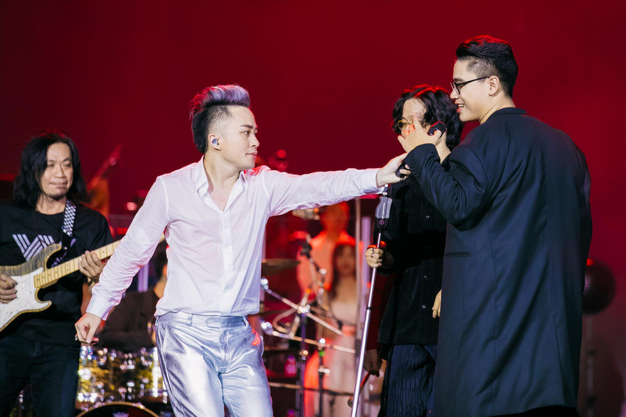Tùng Dương mời nhiều nghệ sĩ trẻ hát cùng trong liveshow lần này Ảnh: Khánh Thành 