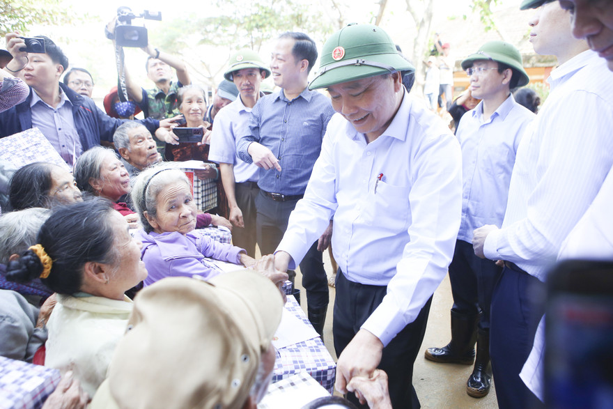 Thủ tướng thăm hỏi, động viên bà con vùng lũ khắc phục hậu quả do mưa lũ, sớm ổn định cuộc sống