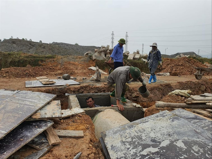 Công nhân xây dựng hạ tầng khu TĐC Hồng Kỳ