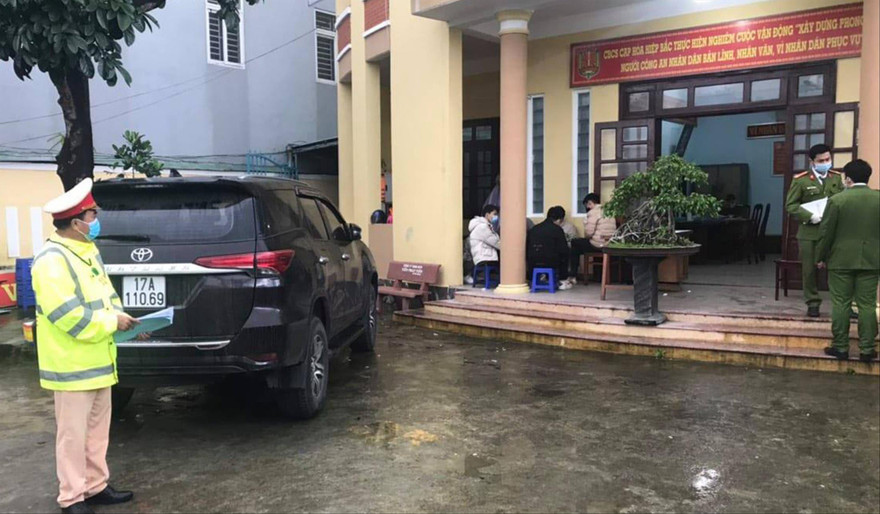 Ô tô 17A - 11069 mà tài xế T. chở 6 người Trung Quốc nhập cảnh trái phép vào Việt Nam bị phát hiện hôm 21/12 