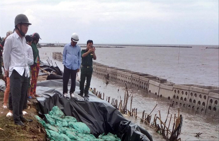 Đại diện Sở NN&PTNT Cà Mau kiểm tra dự án