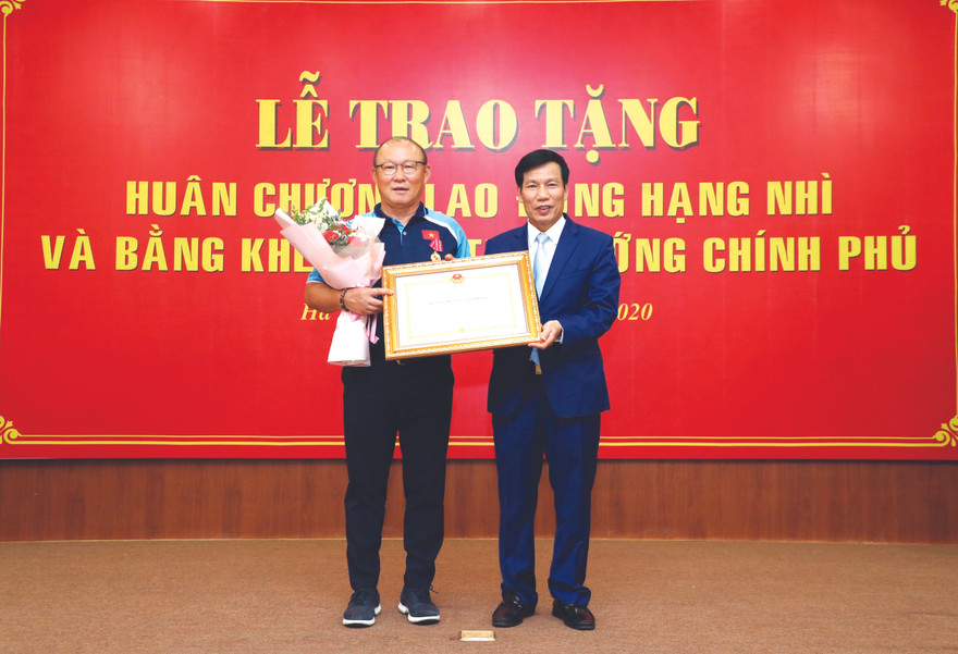 HLV Park Hang Seo nhận Huân chương Lao động hạng Nhì vì những đóng góp cho bóng đá Việt Nam ảnh: Như Ý 