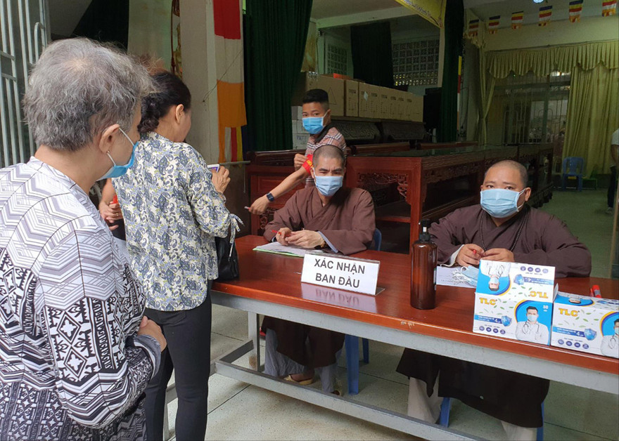 Người dân làm thủ tục vào nhận diện tro cốt thất lạc tại chùa Kỳ Quang 2