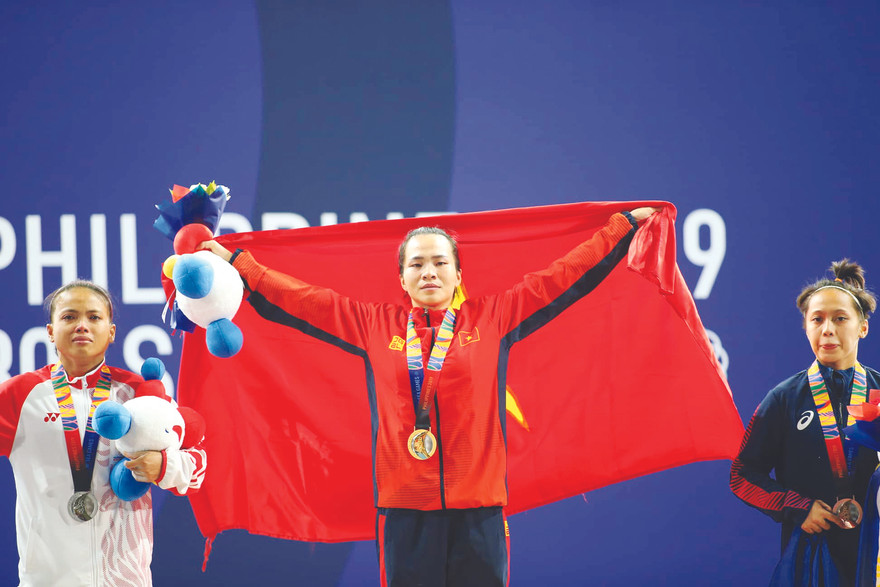 Vương Thị Huyền nhận HCV môn Cử tạ. Ảnh: tuấn Hải