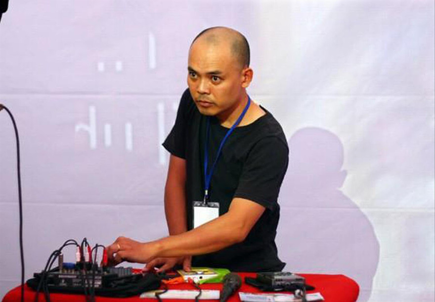 Nhạc sĩ Vũ Nhật Tân khi biểu diễn Ảnh: FBNN 