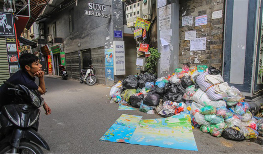 Việc thu gom, xử lý rác thải ở Hà Nội đang tồn tại nhiều bất cập Ảnh: Duy Phạm 
