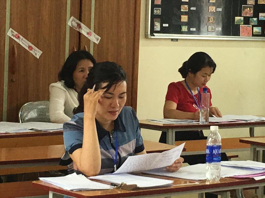 Chấm thi tự luận Ảnh: Diệp An 