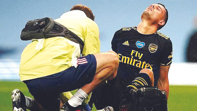 Granit Xhaka của Arsenal dính chấn thương chỉ sau vài phút ra sân