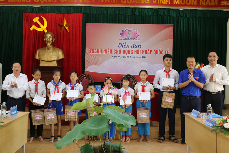 Trao 10 suất học bổng cho 10 học sinh vượt khó học giỏi của Trường Tiểu học Làng Sen Ảnh: Thu hiền 