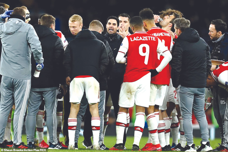 HLV Mikel Arteta (giữa) của Arsenal dương tính với Covid-19 ảnh: Action plus/Rex 