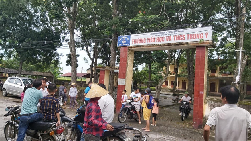 Đến ngày 8/9, nhiều phụ huynh vẫn chưa đưa trẻ đến lớp để phản đối việc sáp nhập trường 