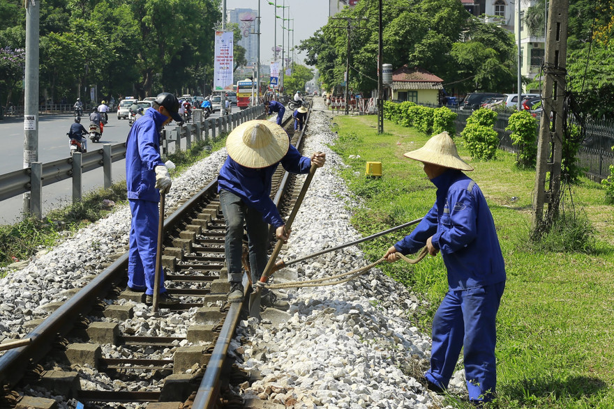 Công nhân lao động ngành đường sắt làm việc trên đoạn đường sắt hướng Bắc Nam ảnh: Như ý