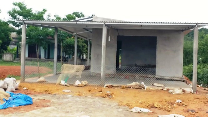 Người dân ngang nhiên làm mặt bằng, xây nhà không phép ở khu đầm phá Cầu Hai 