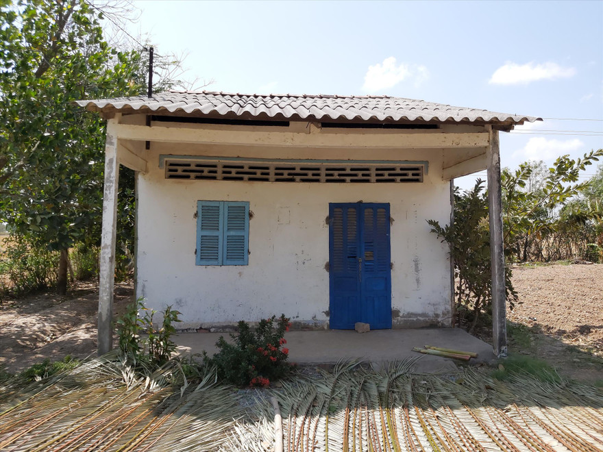 Nhiều nhà cửa đóng then cài rời làng kiếm ăn 