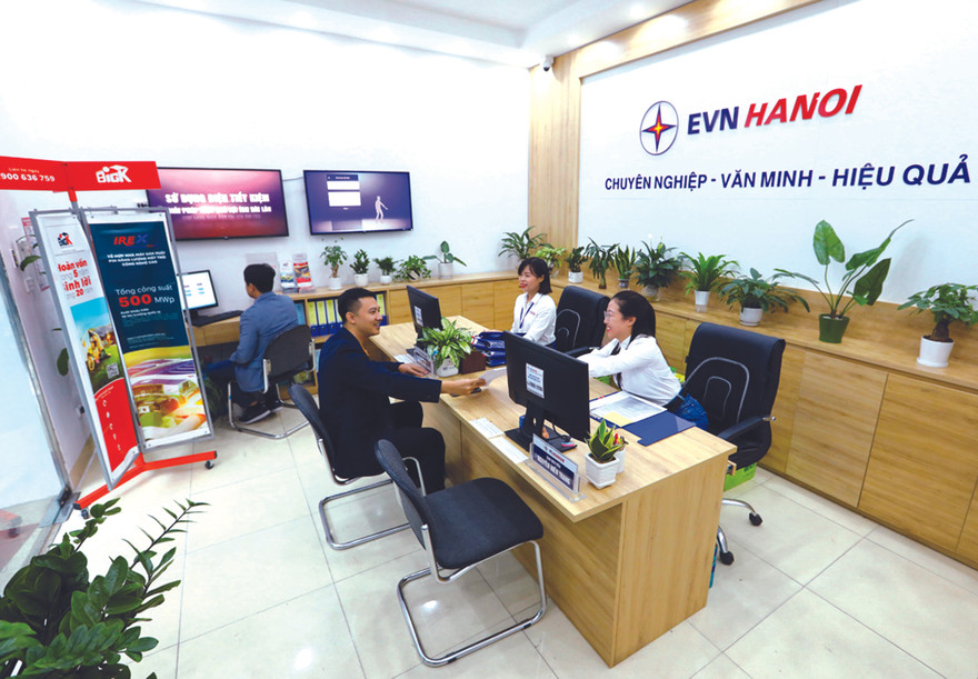 Từ chỉ có một phương thức thanh toán tiền điện, EVN HANOI “trao tận tay” khách hàng 4 phương thức với gần 70 hình thức thanh toán