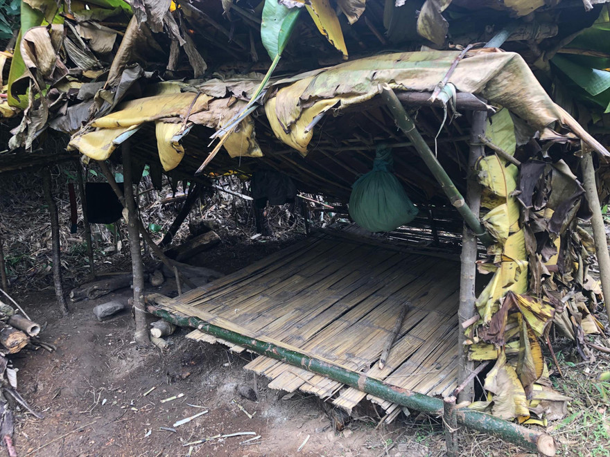 Một chiếc lán tạm của người Mày trong rừng sâu 