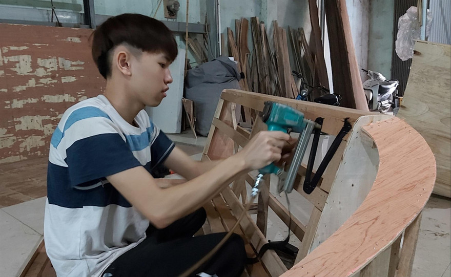 Lý A Phao trong xưởng sản xuất gỗ