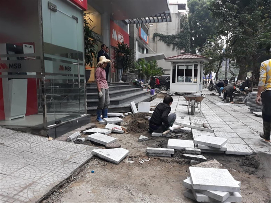 Vốn đầu tư công tăng 1% sẽ giúp GDP tăng 0,6%, vì vậy rất cần đẩy mạnh đầu tư công. Trong ảnh, công nhân sửa chữa vỉa hè tại Hà Nội Ảnh: PV 