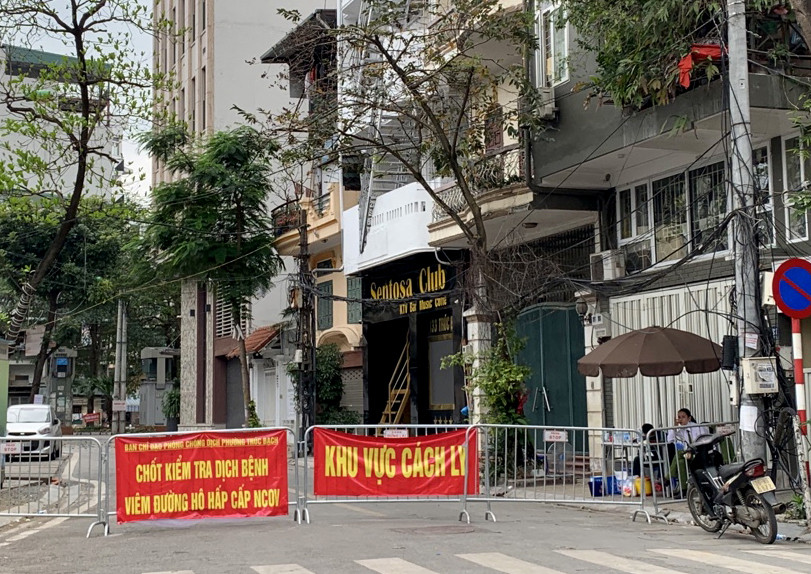 Cơ quan chức năng cách ly phố Trúc Bạch (Hà Nội) sau khi xác định bệnh nhân số 17 dương tính với Covid 19. ảnh: minh châu